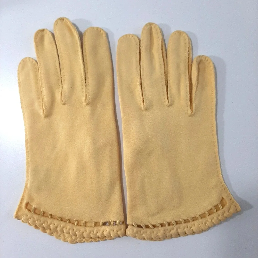 Vintage Dawnelle Elvette Yellow Scalloped Edge Wrist Length Gloves Mid Century